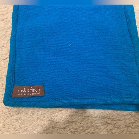 Risk and Finch Wool Scarf with Pocket - Picture 2 of 3